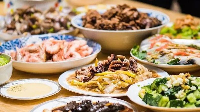 根据以上信息，制作烘焙原料报价单。报价单应包含以下内容：